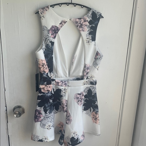 Lulu's Elegant Floral V-Neck Romper Size Medium - Picture 6 of 11